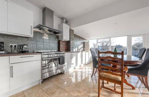 Near Station - Spacious 4-Bed Home with Parking - Foto 4