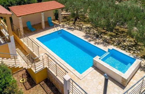 Sunny Holiday Home With Pool - Foto 1