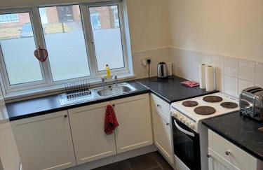 Newly decorated lovely three bedroom flat - Photo 2