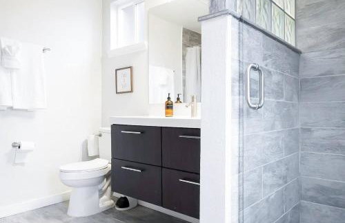 Stylish Modern Farmhouse wYard 10 mins from DT - Foto 63