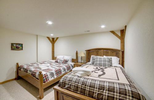 Custom-Built Clarklake Cabin: Sauna & Cold Plunge! - Photo 26