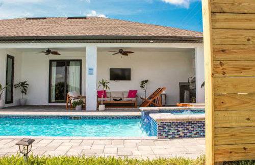 Luxurious Waterfront Home with Heated Pool and Jacuzzi - Foto 57