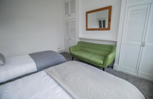 Free Parking, Ideal for Long Term Contractor, etc Stays, Regular Housekeeping Option, 10 min Walk from Beach and Metro 15-20 min Drive to Nissan & Newcastle - Dwellcome Home Ltd 2 DOUBLE Bedroom 3 Bed Apt, Fast WIFI - See our Site for Assurance - Foto 9