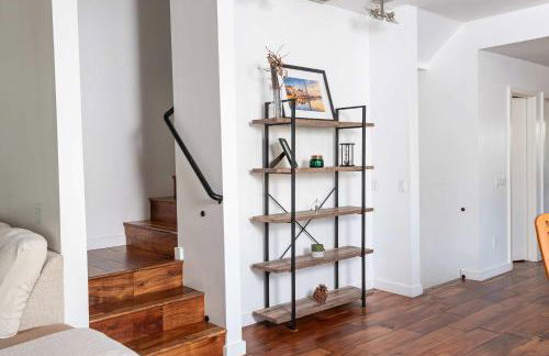 Chic SD Basecamp - Walk to Downtown - Foto 25