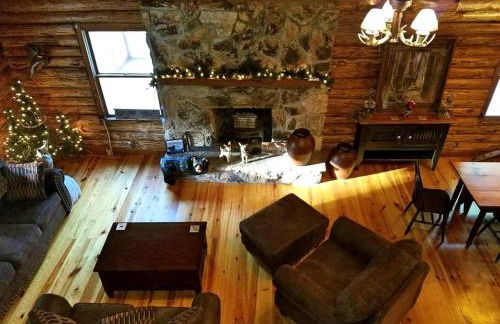 Charming Log Cabin Getaway with Private Hot Tub near Decatur, Illinois - Foto 14