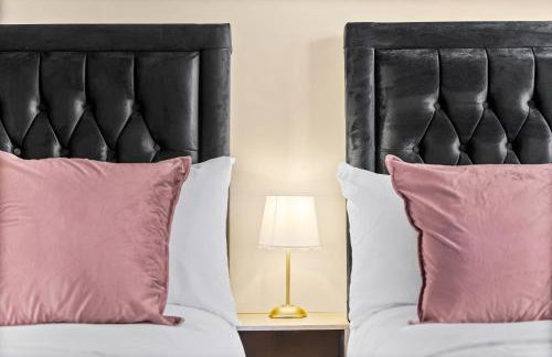 3 Bedrooms Elegant Homely House, Sleeps 6 Comfortably with 4 Double Beds, Newcastle, Free Street Parking, Business Travellers, Contractors, & Holiday Goers, Near all Major Transport Links in Newcastle & City Centre - Foto 7