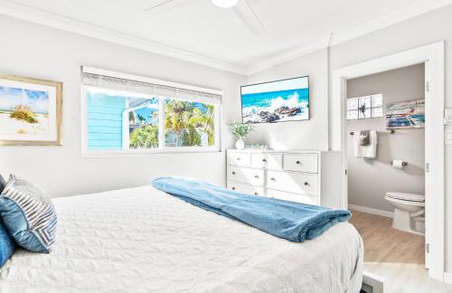 100 Steps to beach access - 5 minute walk to the Village - Private Porch - Foto 16