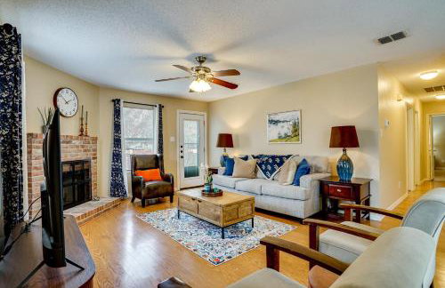 Family Getaway with Fenced Yard in Haltom City! - Foto 8