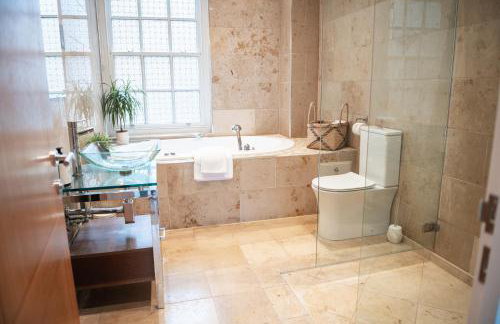 5 Bed Luxury Townhouse with Hot Tub, Rooftop Terrace, Perfect for Groups, Near Cruise Terminal - Foto 8