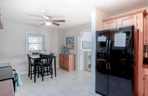 Beachside snowbird escape with fenced yard & washer/dryer - walk to beach access - Foto 14