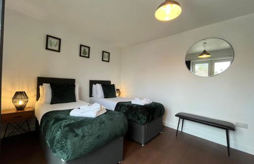 Stylish 2 Bed Riverside Flat, Single or Kingsize beds, Free Parking - Photo 3