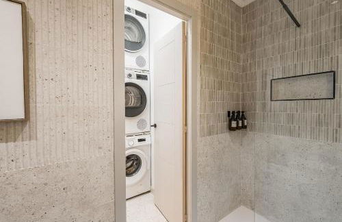 NEW Refurbished Modern Apartment - Photo 26