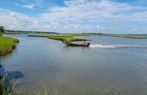 Marsh House, HOT TUB, Waterfront, KING bed, Close to Lejeune, - Foto 22