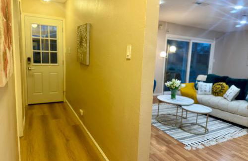 Chic Home with Expansive Backyard- duplex back unit - Foto 11