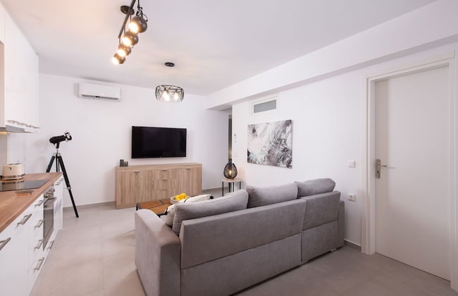 Hosting Moments Semi Basement Apartment - Photo 13