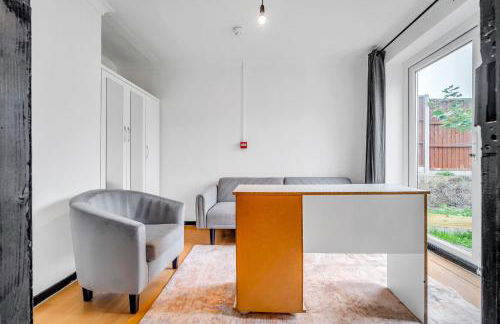 Spacious 4-Bed Haven in Orpington Retreat - Photo 6