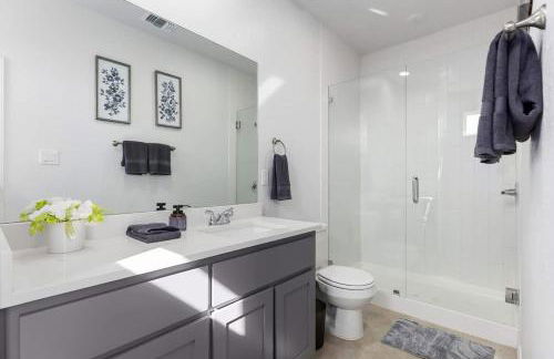 NEW 1 Story Townhome 6 BDs 5 Mile Baylor Scott & White Fenced Backyard - Professionally Managed by Stay Albatross - Foto 9