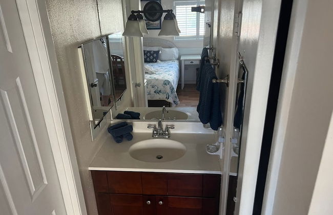 2 Bedroom Waterfront Pool Side - Photo 28