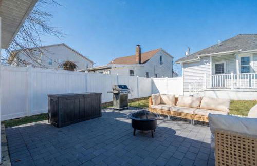 3BR Beach House | Fire Pit & Bar | Steps to Beach - Foto 52