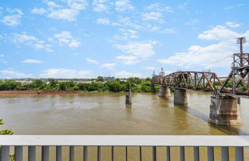 River View High-End Condo with Private Patio and FREE Parking - Foto 32