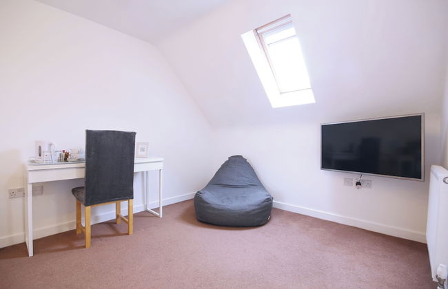 Modern 4 Bed Townhouse with Parking - Foto 12