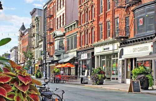 1850s historic Row House 7min train to NYC with private backyard - Foto 67