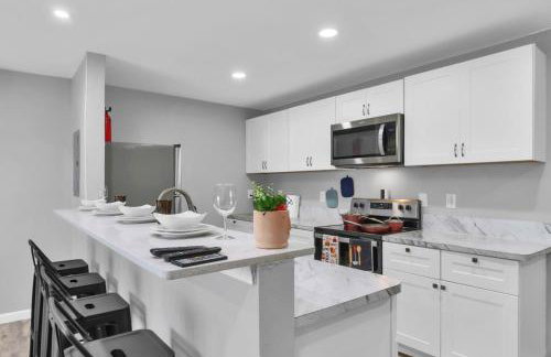 Peaceful 2BR Hideaway Close to Dining and Events - Photo 3