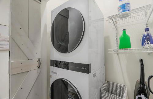 Stylish 4BR Haven: Serene Backyard and Fire Pit - Foto 14