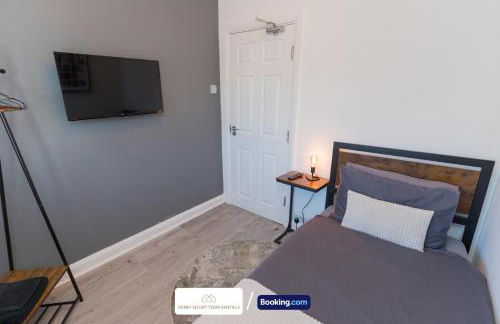Award-Winning Four Bedrooms House, Parking, WiFi By Derby Short Term Rental Short Lets & Serviced Accommodation Derby - Foto 6