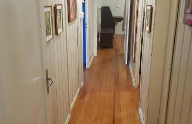 CASA FULL, CENTRO, 130m quadrados, 9 Pessoas, Wi-Fi, 3 Qtos, Churrasqueira e Apetrechos, Cozinha-Sala Integrados, 2 Banheiros, Varanda e Jardim, Garagem Coberta, Estac Interno 3 Carros, Lareira de Alta Performance e Fogão de Ferro, Área nos Fundos - Foto 18