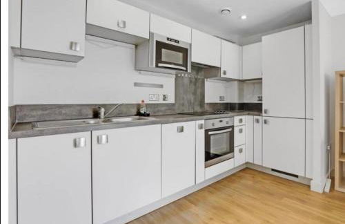 Central-Modern 1-Bed Apt,Sleep 4 -Near Train Station & Easy Access to Central London & City Centre - Foto 1