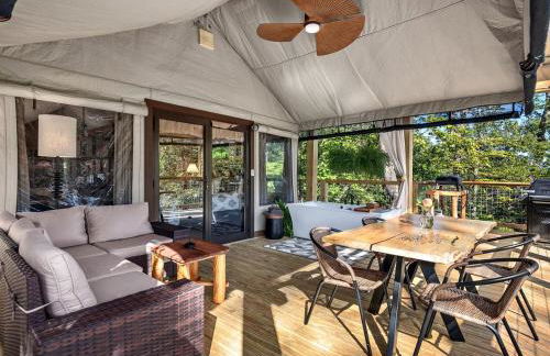 Luxury Tree Tent with Soaking Tub & Pizza Oven Near Waterfalls, Zirconia, North Carolina - Foto 11
