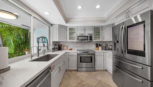 Tropical Villa Retreat with Private Pool & Peaceful Backyard - Stylish Escape in a Tranquil Residential Area - Foto 5, stove, dishwasher, toaster