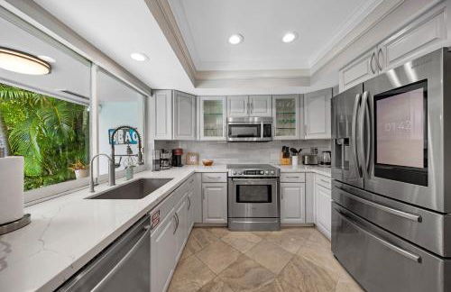 Tropical Villa Retreat with Private Pool & Peaceful Backyard - Stylish Escape in a Tranquil Residential Area - Foto 5