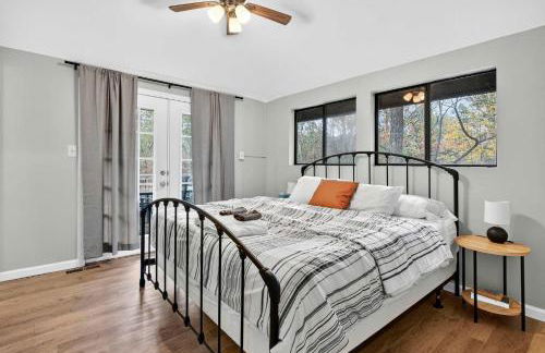 Two Cabins Retreat in Woods Resort - Dog-Friendly - Foto 68