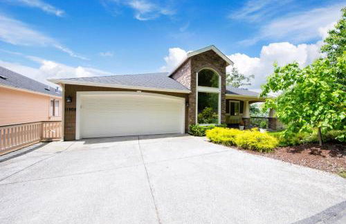 Stunning House with Views of Puget Sound! Ideal for Family Reunions - Photo 132