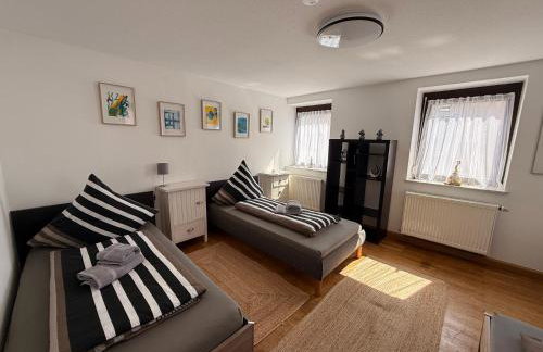 ARCOS Apartment - Geräumige 3-Zimmer-Wohnung mit 8 Einzelbetten - Perfekt für Familien, Gruppen oder Monteure - Foto 7