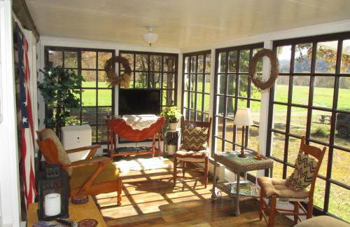 Historic cabin off I-77, views, antiques, Wi-fi, wonderful experience for 2! - Foto 8