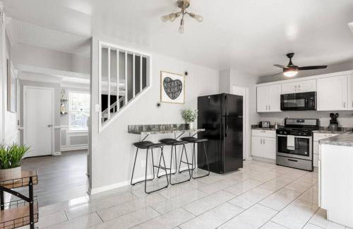 Fly In Style! Charming Townhome 6 Mins from RIC! - Foto 15