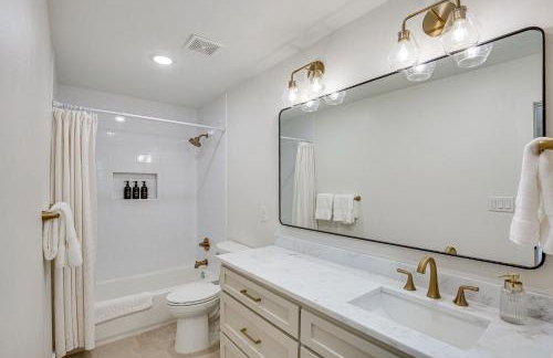 Dock and Fire Pit Cedar Creek Lakefront Retreat! - Foto 17