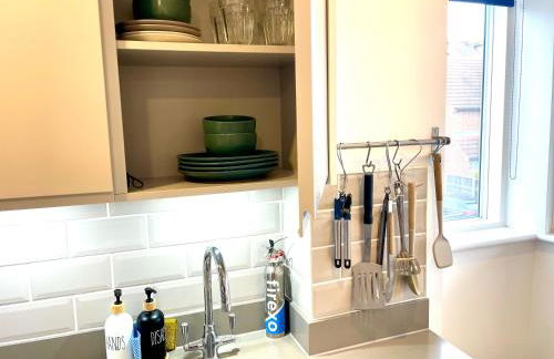 Central Leigh, on the Broadway, private gated parking, balcony - Foto 3