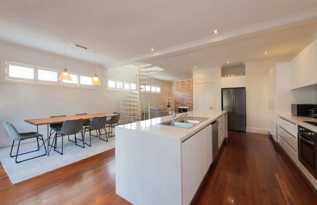 Renovated 3 Bedroom Family Home in Richmond With Parking - Foto 5