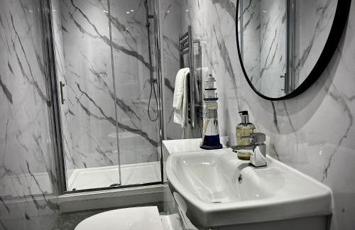 Beautiful Hot tub Suite in St Annes - Photo 17