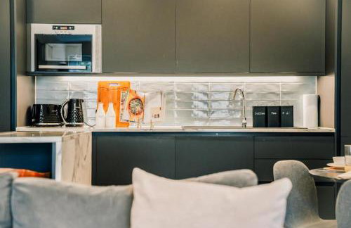 Stylish 2 Bed City Centre Apartment with Parking - Photo 3