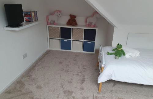 Large private home with small lake and garden - Photo 18