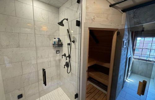 Upscale Industrial Penthouse - Foto 41