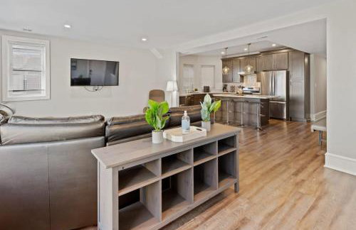 Luxurious 8BR Beach Duplex w Ocean Views - Photo 4