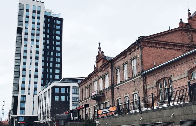 New 1BR Home with Balcony next to Railway Station - Foto 1