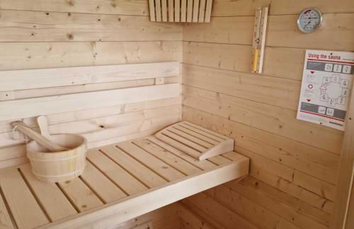 Vila Vicente Jacuzzi, Sauna and Parking - Photo 46