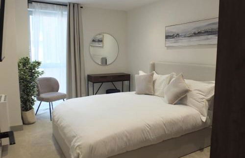 Entire Prestige Apartment in Poole Quay - Free Parking, Fast WiFi, Smart TV & Netflix - Foto 7